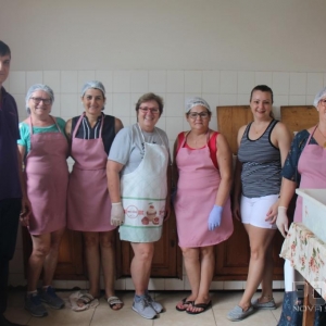 Mulheres que trabalharam na cozinha, juntamente com o novo Presidente, Ari Schmidt. (Fotos: Portal Nova Santa Rosa)