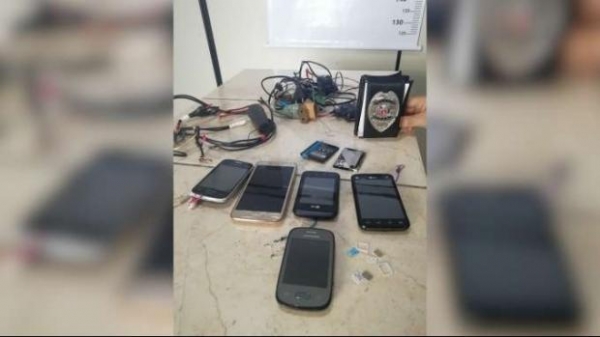 Foram encontrados cinco aparelhos celulares; quatro chips de celular, um pedaço de ferro de construção e carregadores.(Fotos: Assessoria)