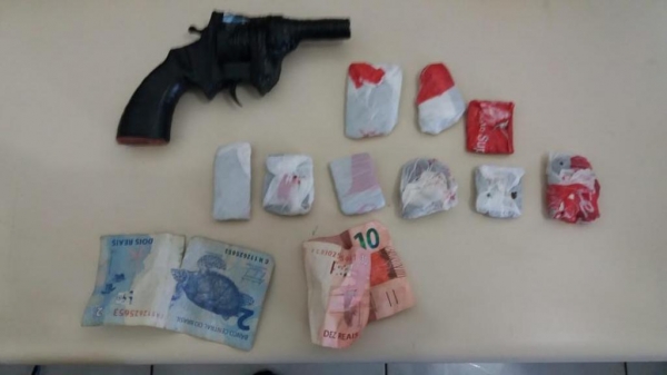 Material apreendido pelos policiais. (Foto: PM)