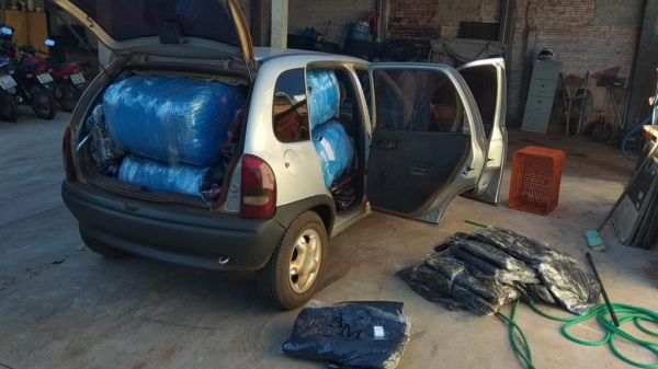 A mercadoria e o veículo foram emvcaminhados para a Receita Federal. (Foto: PM)