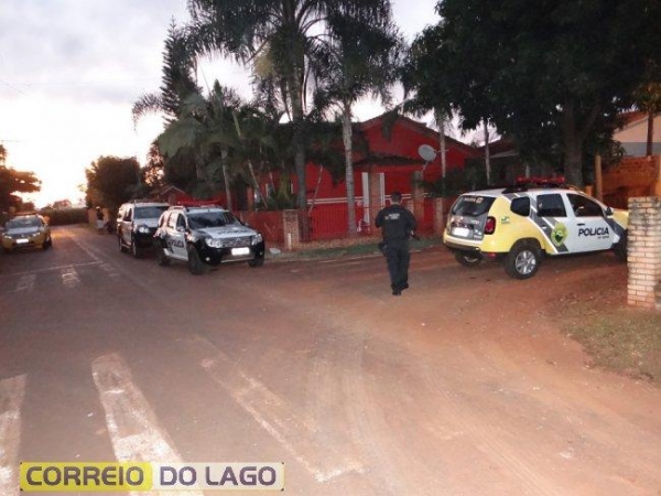 As equipes promovem buscas em várias residências.(Foto: Correio do Lago)