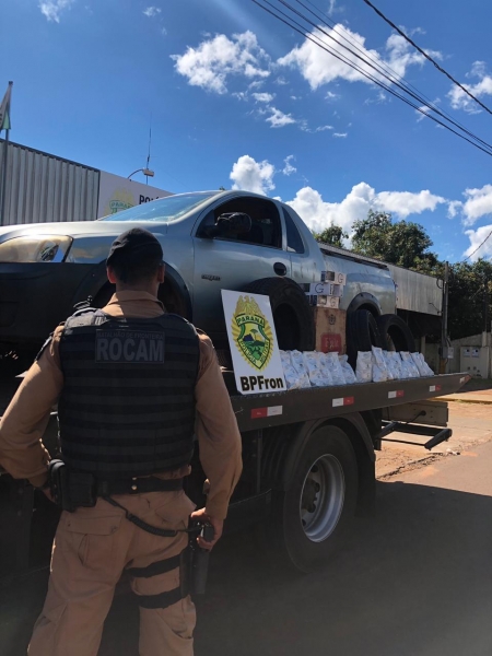 Na carga havia 3 pneus, 55 pacotes de cigarros e 15 kg de agrotóxicos. (Foto: BPFron)