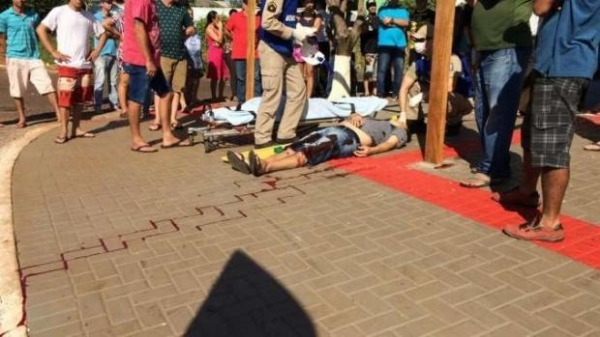 Socorristas e médico do Siate foram acionados para atender a vítima que está em estado grave.. (Foto: Catve)