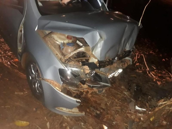 Com o impacto, os airbags estouraram, o rondonense de 52 anos ficou com as pernas presas às ferragens do carro. (Foto: Portal Rondon)