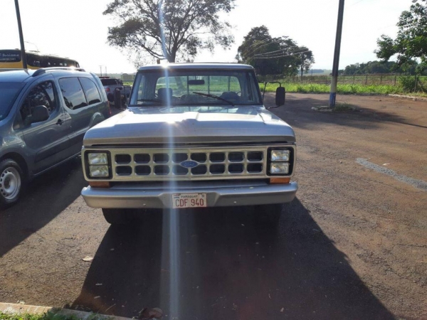 A caminhonete já estava com placas paraguaias. (Foto: PRF)