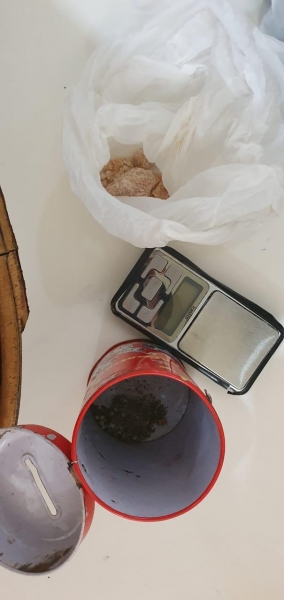 Drogas e balança de precisão apreendida. (Foto: PM)