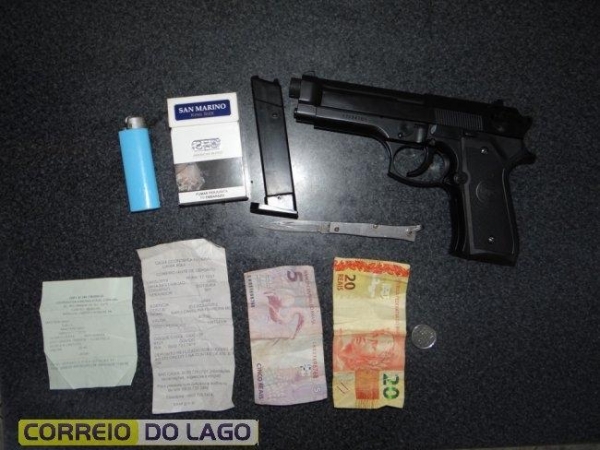Com um dos detidos, foi localizado um simulacro de pistola e um canivete, além de dinheiro e cigarro (Foto: Correio do Lago )