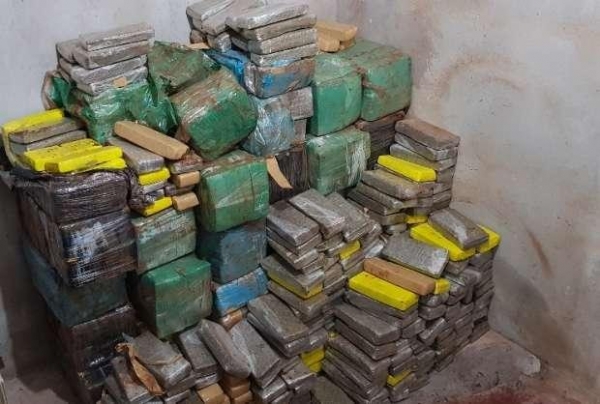 Além da droga, quatro veículos furtados foram recuperados. (Foto: Catve)