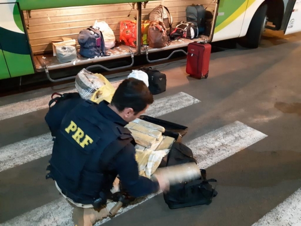 A droga estava em um ônibus. (Fotos: PRF)