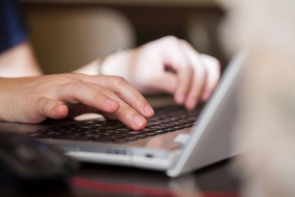 Um dos motivos para isso é porque a maioria dos servidores globais ficam localizados na América do Norte, onde a companhia telefônica a atua. (Foto: Reprodução)