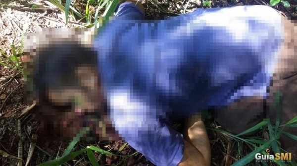 O corpo tinha várias perfurações. (Foto: Reprodução)