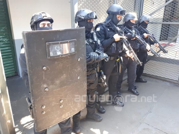 Momento da transferência dos presos. (Foto: Reprodução)