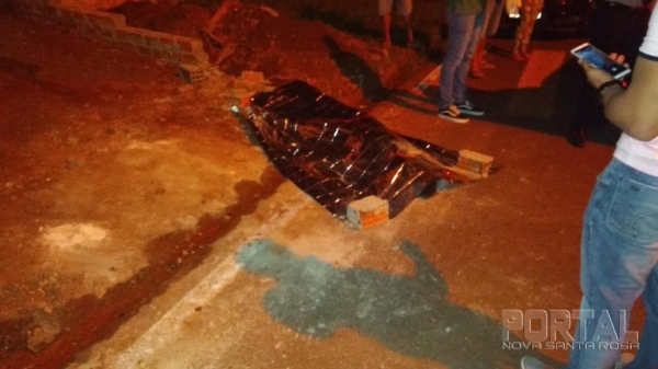 Com a queda, o capacete do condutor caiu, e ele bateu violentamente a cabeça contra uma mureta, vindo a óbito no local.(Foto: Portal Nova Santa Rosa)