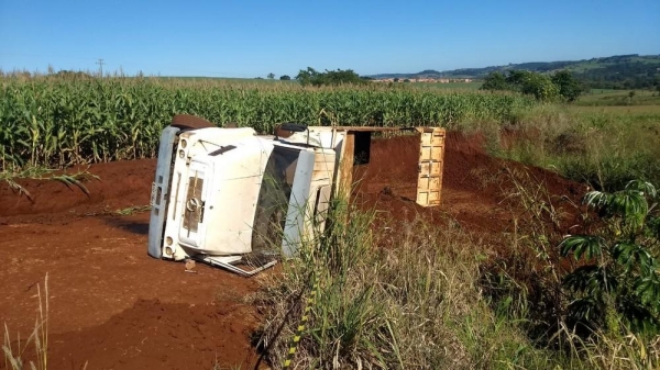 Mulher morre após caminhão tombar em estrada rural de Jataizinho — Foto: Alberto D\'Angele/RPC
