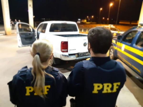 Duas pessoas que estavam no veículo foram presas. (Foto: PRF)