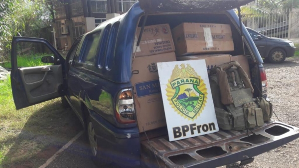 No local foi encontrado e apreendido um veículo VW Saveiro carregado com várias caixas de cigarros de origem paraguaia.(Fotos: BPFron)