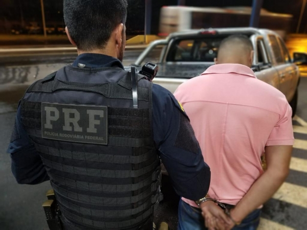 O motorista de 34 anos , residente em Osasco/SP foi preso em flagrante.(Fotos: PRF)