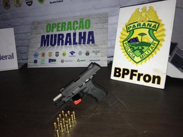 Pistola calibre .380 taurus com carregador e 13 treze munições . ( Foto: BPFron)