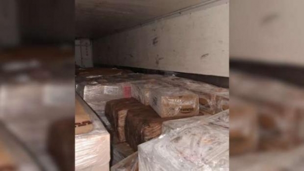 A droga estava escondida em meio à carga de frios e linguiça no caminhão com placas de Cascavel.. (Foto: Catve)