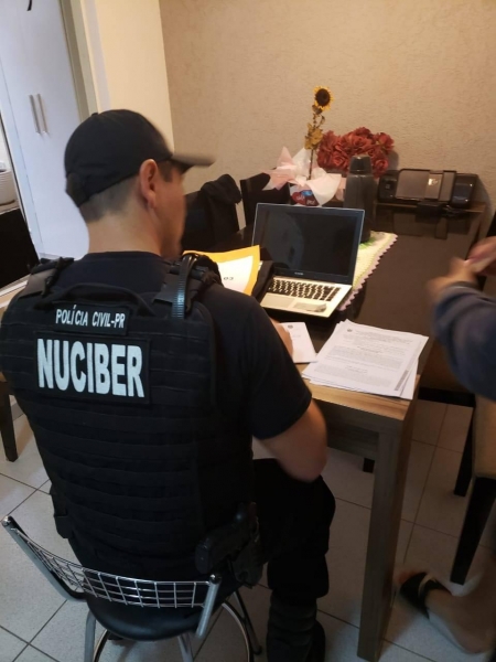 Durante as buscas, a PCPR prendeu dois homens, de 37 e 57 anos, sendo um técnico em eletrônica e o outro professor,. (Foto: CGN)