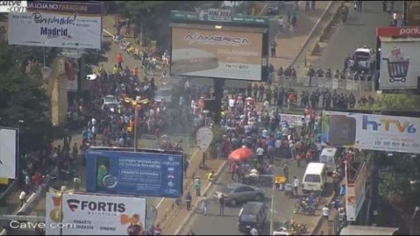 Em alguns momentos da manhã e com a ameaça de fechar a ponte da amizade, a situação ficou um pouco mais tensa.(Foto: Catve)