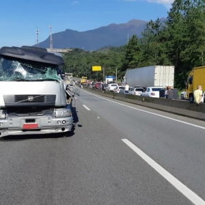 O motorista do caminhão teve ferimentos leves no acidente — Foto: Divulgação/PRF