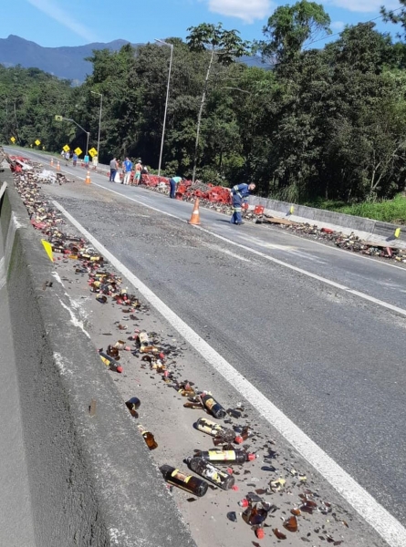 A pista foi interditada para que os cacos de vidro fossem retirados do asfalto, em Guaratuba — Foto: Divulgação/PRF