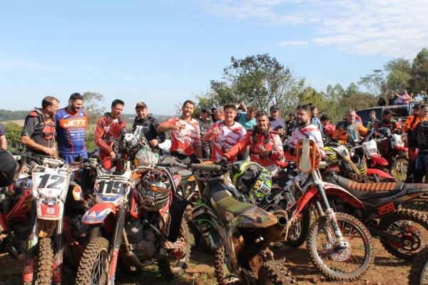 A recepção dos pilotos ocorreu na Associação de Moradores da Linha Gruta,(Foto: Divulgação)