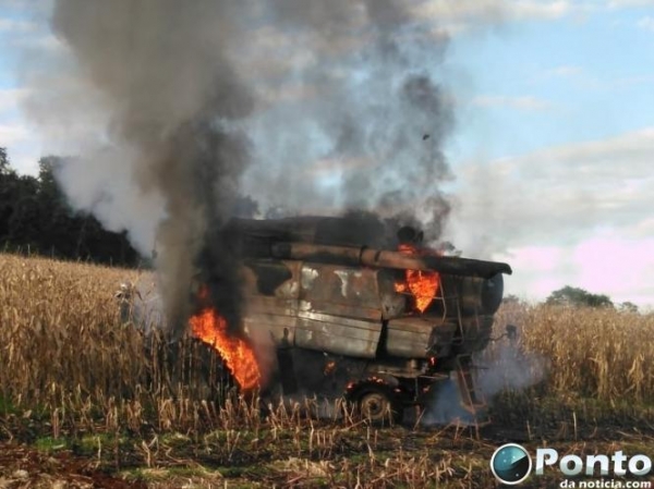 Os bombeiros rapidamente foram acionados, mas a máquina ficou totalmente destruída pelo incêndio.(Foto: Ponto da Notícia)