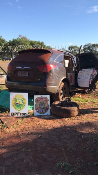 Dois veículos pareendidos nesta segunda-feira. (Fotos: BPFron)