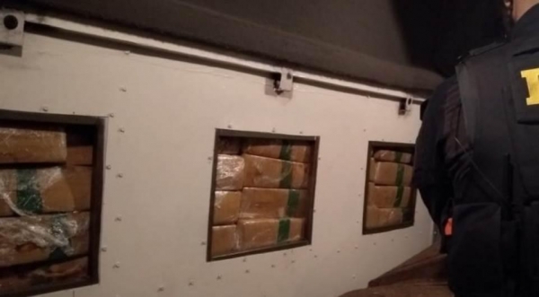 Ao todo, 534 kg (quinhentos e trinta e quatro quilos) de maconha e 17,3 kg (dezessete quilos e trezentos gramas) de haxixe foram apreendidos.(Foto: PRF)