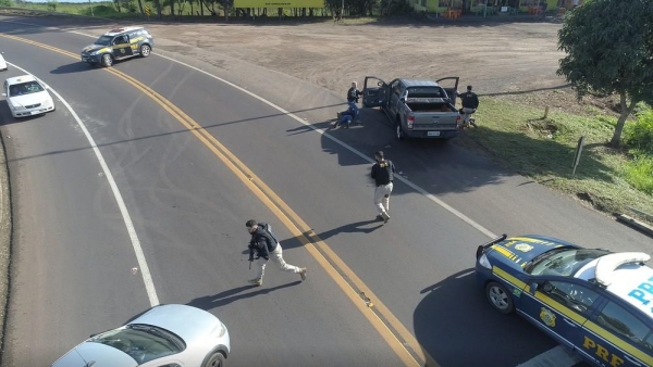 Imagens de drone mostram agentes da PRF detendo caminhonete roubada com 2 criminosos 