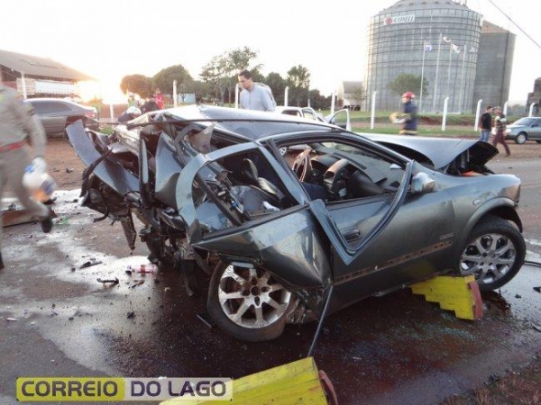 O condutor do Astra acabou entrando em óbito no local do acidente.(Fotos: Correio do Lago)