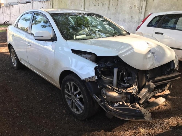 A polícia fez buscas pela região e encontrou o carro usado no assalto; o veículo havia sido furtado no dia 21 em Foz do Iguaçu — Foto: Marcos Landim/RPC