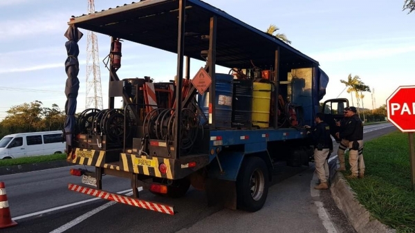 Droga estava em um fundo falso do caminhão, de acordo com a PRF — Foto: Divulgação/PRF