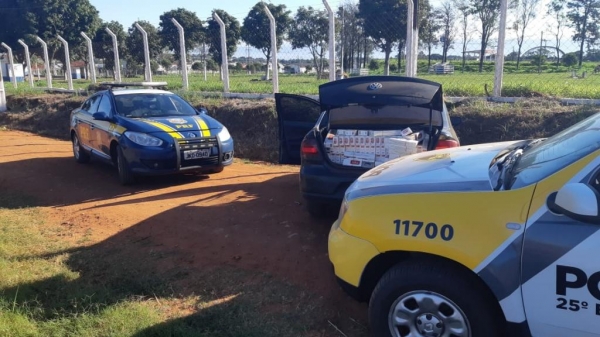 Dentro do automóvel os policiais encontraram cerca de 15 mil carteiras de cigarros. (Fotos: PRF)