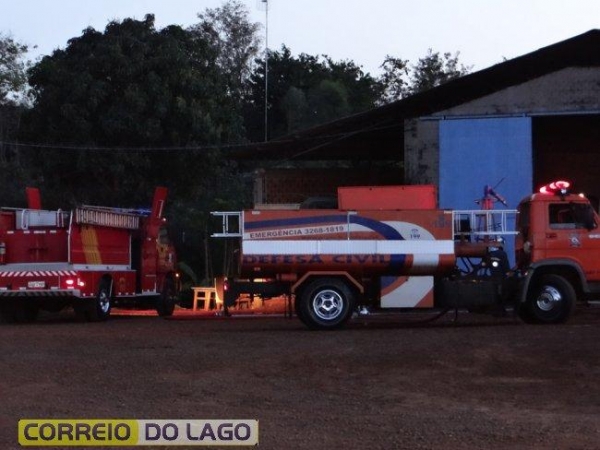 O fogo que iniciou no lado interno, consumiu parcialmente o barracão. (Foto: Correio do Lago)