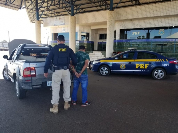 Aos policiais rodoviários federais, afirmou que iria entregar o veículo no Paraguai e receberia uma quantia em dinheiro pelo transporte.(Foto: PRF)