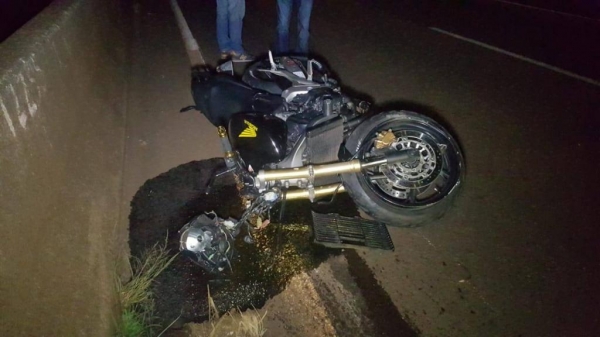 A batida envolveu uma moto e um caminhão . (Fotos: CGN)