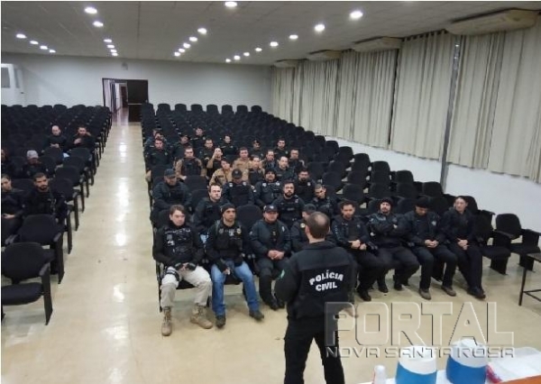 Momento em que os policiais se reuniram na manhã de hoje. (Foto: Léo Silva)