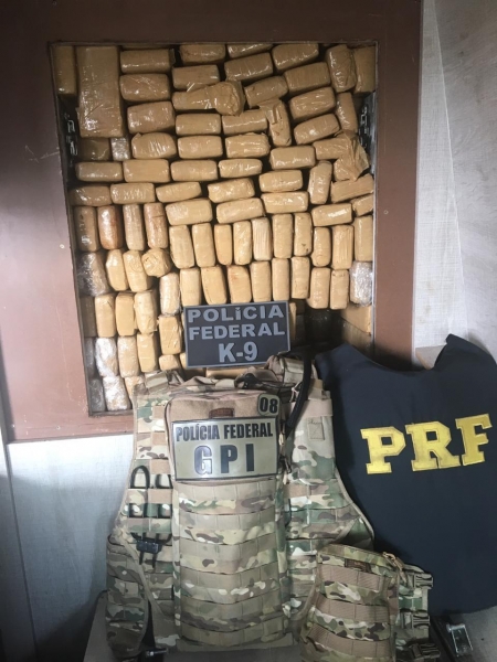 O condutor de 35 anos, morador de Toledo, afirmou que carregou em Ponta Porã/MS e levaria até a cidade de Toledo.(Foto: PRF)