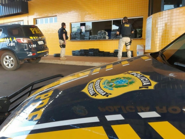 Duas pessoas foram presas.(Fotos: PRF)