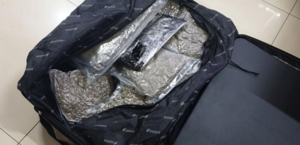 Momento da apreensão da droga. (Fotos: PRF)