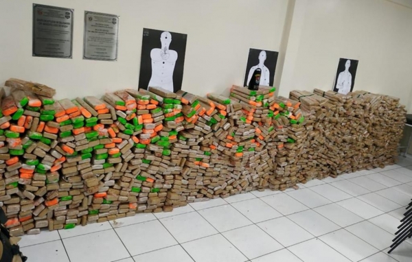 A droga foi encontrada escondida no fundo falso de um caminhão Mercedes Benz, com placas de Mundo Novo (MS).(Foto: Divulgação)