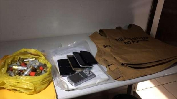 Os agentes encontraram 38 munições calibre 12, coletes da Polícia Militar, celulares e drogas. (Fotos: Catve)