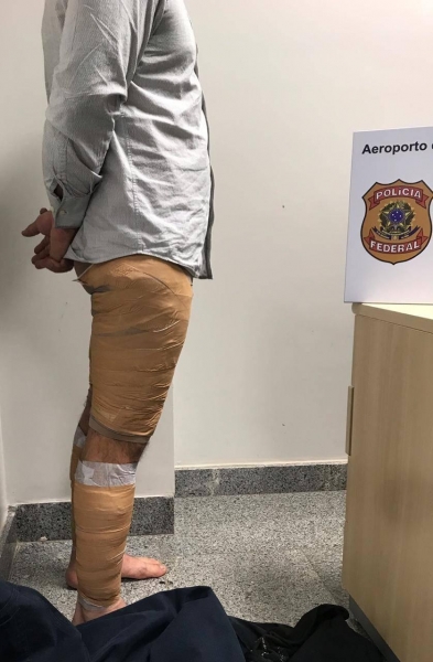  Um cidadão argentino de 41 anos foi preso em flagrante nesta manhã (30.07), no aeroporto de Foz do Iguaçu, quando tentava embarcar para Lisboa/Portugal com escala no aeroporto de Guarulhos.  Ele estava com 1,795kg de cocaína atado ao corpo.   ADVERTISING  Ao passar pelo canal de inspeção, o passageiro emitiu sinais corporais que chamaram a atenção dos policiais.(Foto: CGN)