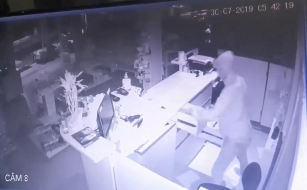 Imagens de câmeras de segurança flagrara,m a ação. (Foto: Reprodução)