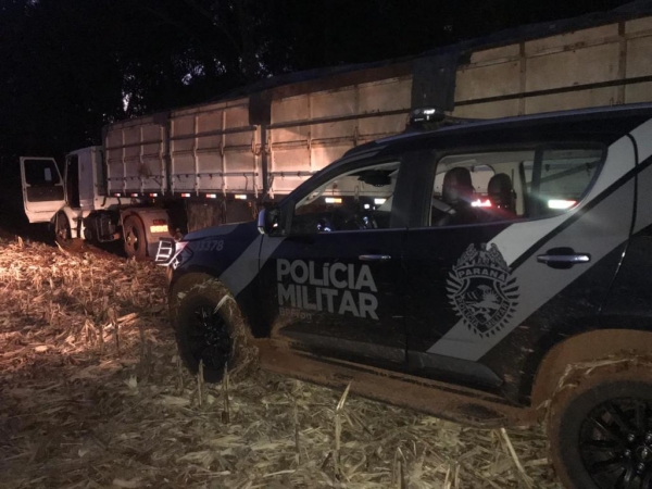 A carreta foi apreendida com cerca de 19.500 pacotes de cigarros . (Fotos: BPFron)