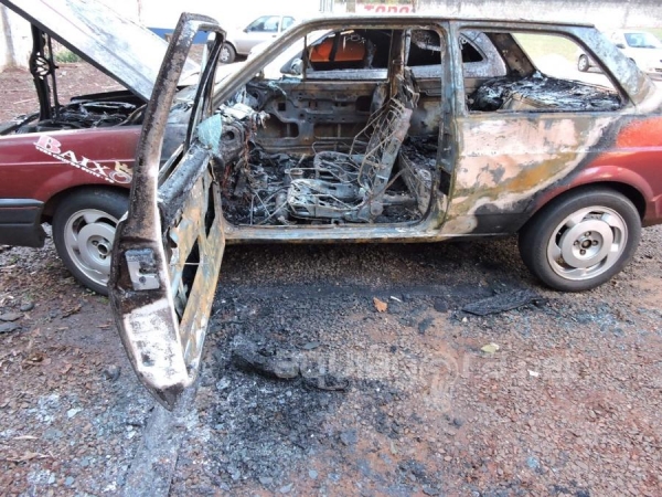 Uma carreta, um Celta e um Voyage foram incêndiados (Foto: Fernanda Bourscheidt/AquiAgora.net )