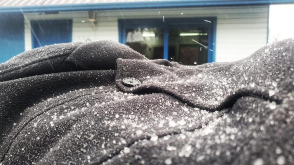 Chuva congelada acumulou em roupas nesta manhã — Foto: Mychel Legnaghi/São Joaquim Online